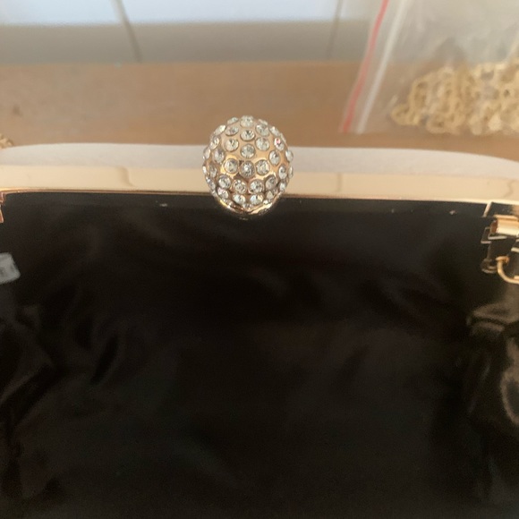 NWOT Tan & Gold Hard Shell Clasp Purse Clutch with Chain Straps - Picture 4 of 6